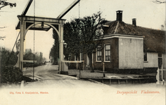 14870 Gezicht op de ophaalbrug bij De Heul te Vinkeveen uit het noorden; met rechts de voor- en rechtergevel van een ...